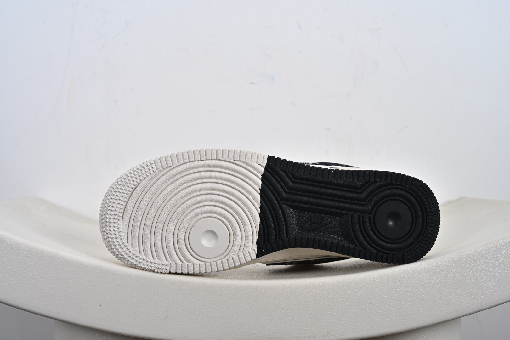 Nike Air Force 1 '07 Low “LV联名——猪八米白黑”空军一号 低帮 MZ9588-801