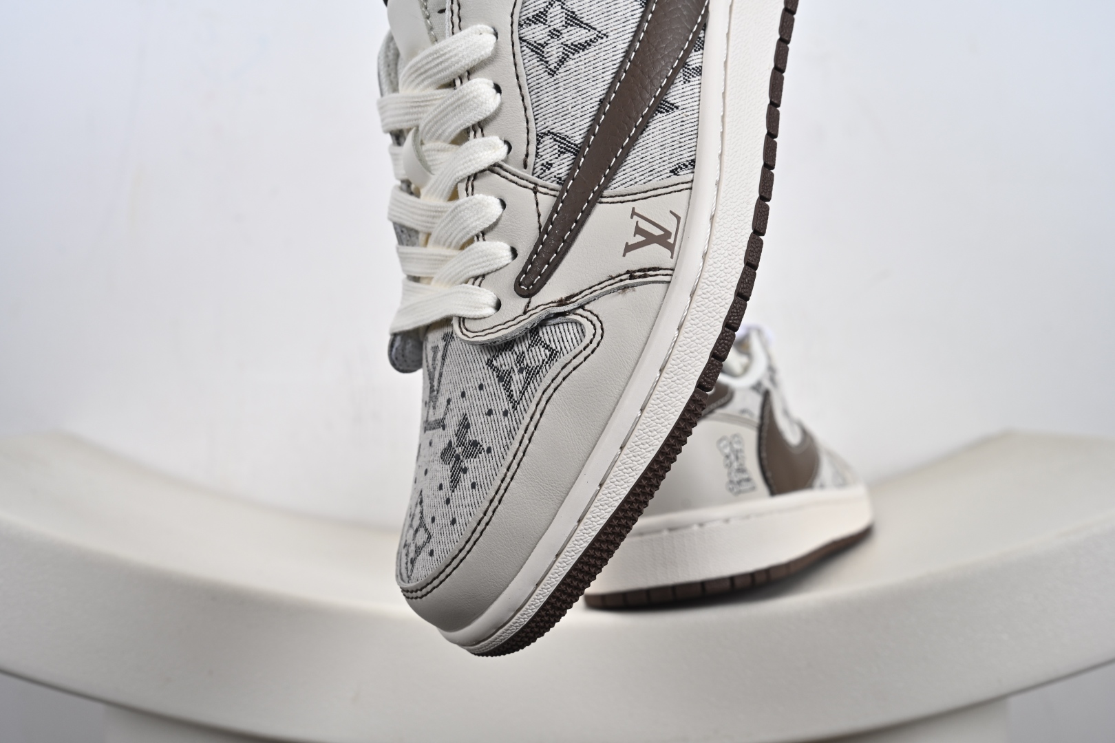 定制版 Travis Scott x Fragment Design x Jordan Air Jordan 1 Low OG SP “LV联名——米棕布” 低帮休闲板鞋 XS7089-605