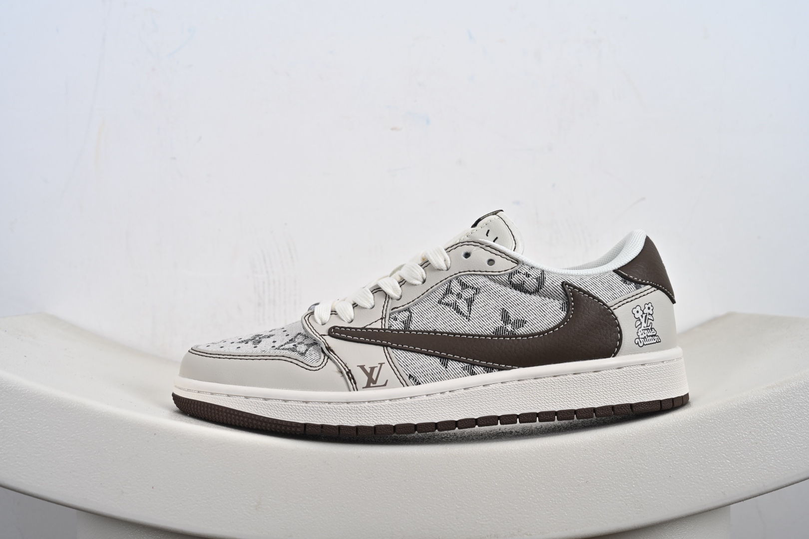 定制版 Travis Scott x Fragment Design x Jordan Air Jordan 1 Low OG SP “LV联名——米棕布” 低帮休闲板鞋 XS7089-605