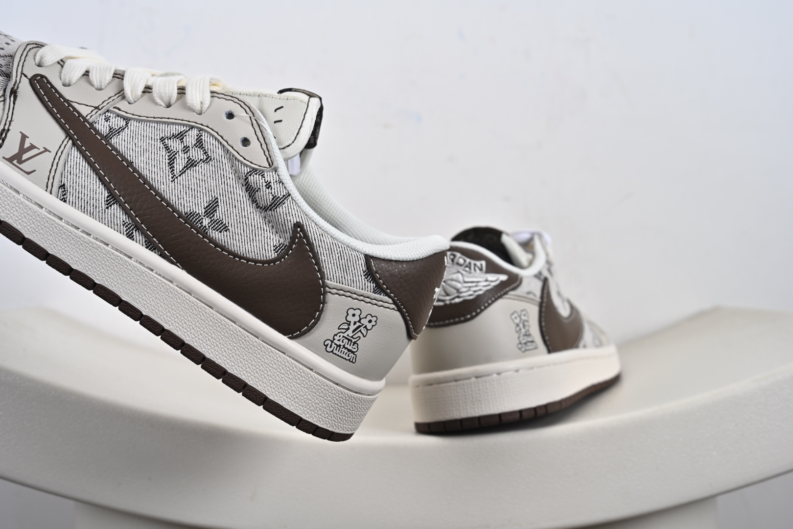 定制版 Travis Scott x Fragment Design x Jordan Air Jordan 1 Low OG SP “LV联名——米棕布” 低帮休闲板鞋 XS7089-605