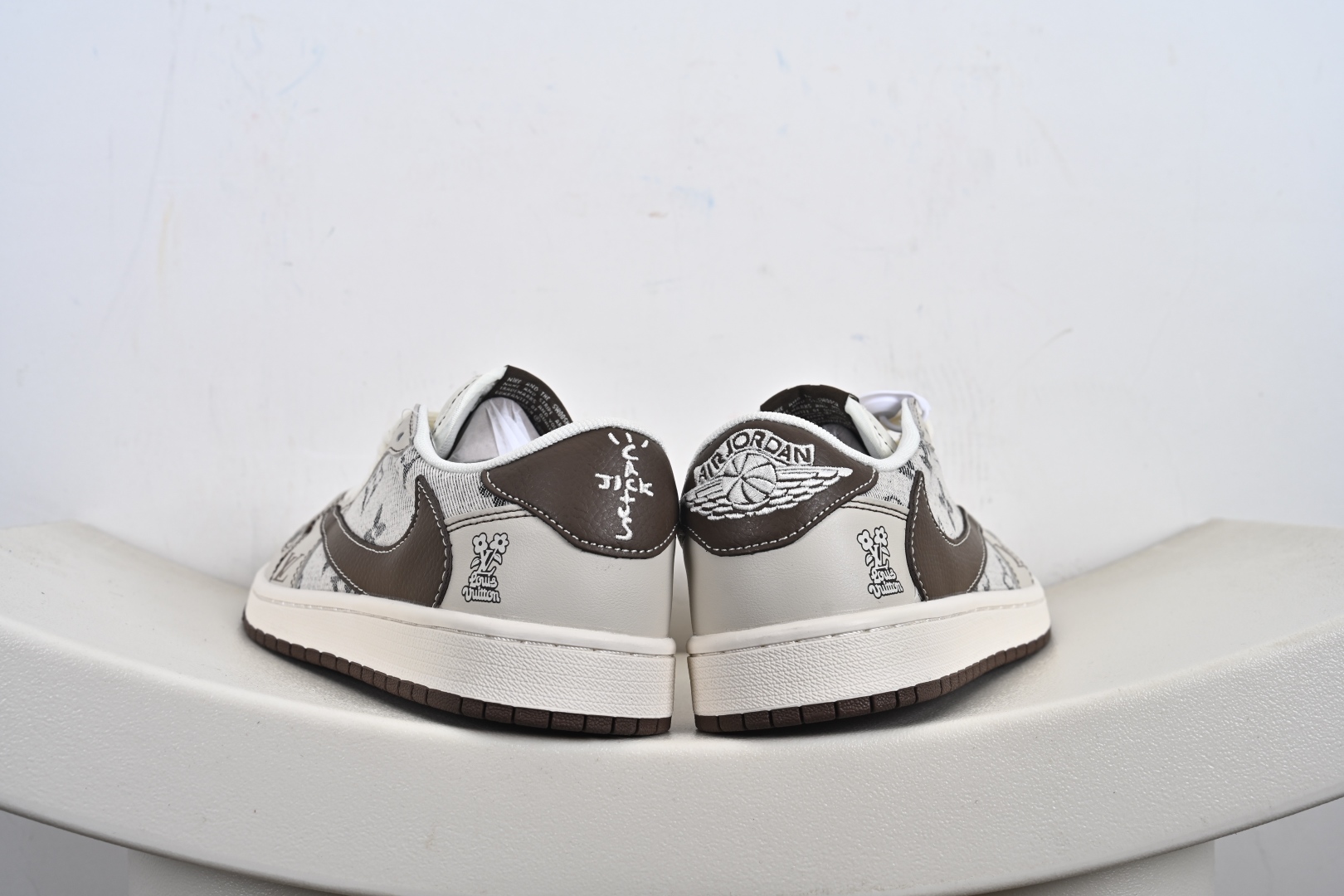 定制版 Travis Scott x Fragment Design x Jordan Air Jordan 1 Low OG SP “LV联名——米棕布” 低帮休闲板鞋 XS7089-605
