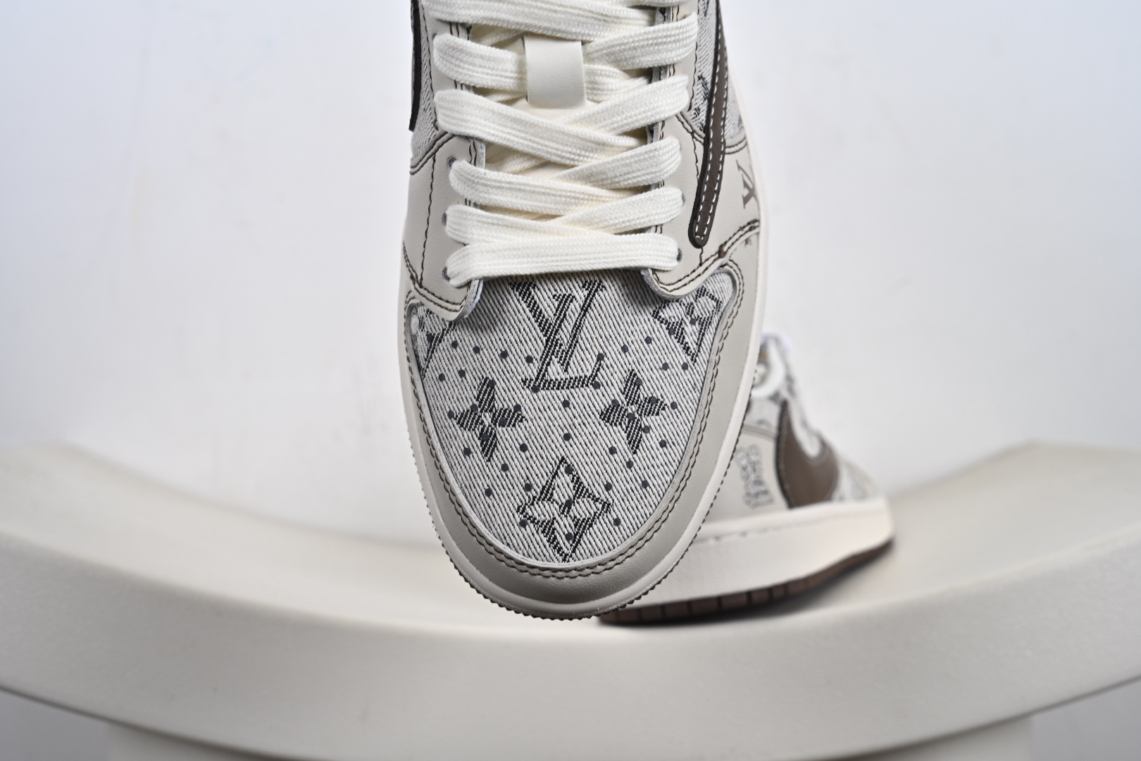 定制版 Travis Scott x Fragment Design x Jordan Air Jordan 1 Low OG SP “LV联名——米棕布” 低帮休闲板鞋 XS7089-605