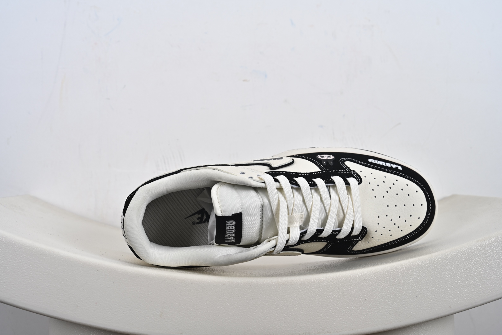 SB Dunk Low RETRO x LABUBU 黑白 DS6608-010