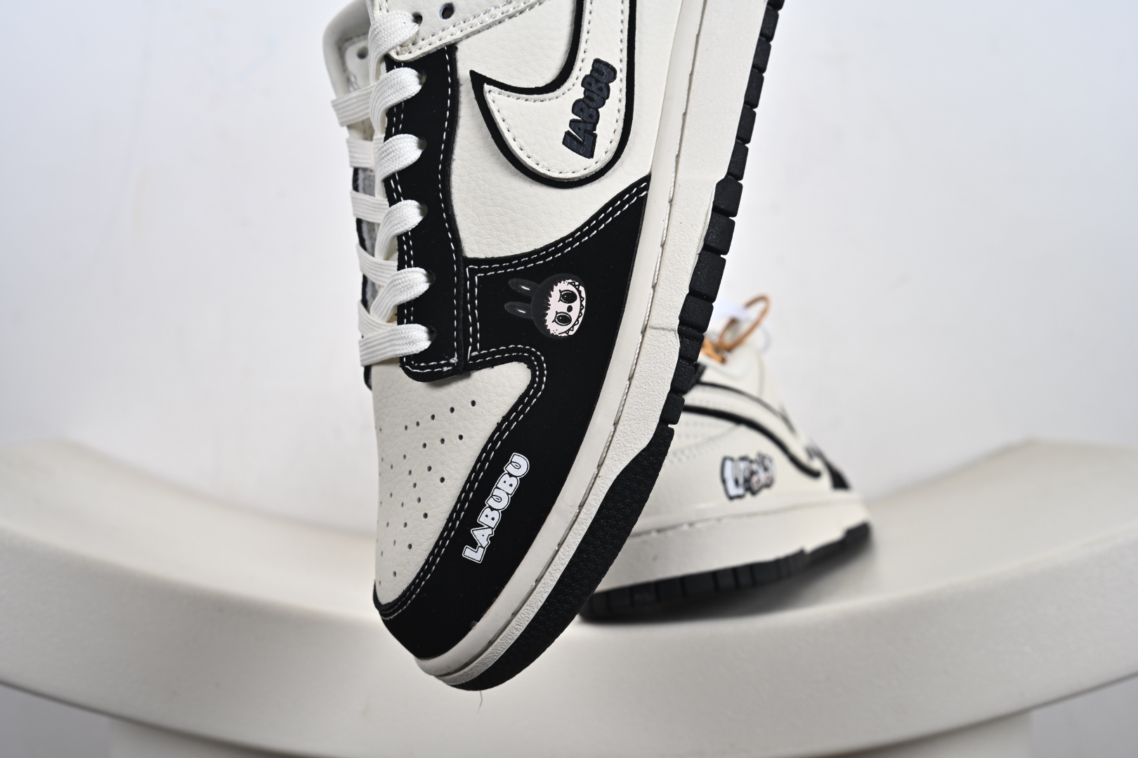 SB Dunk Low RETRO x LABUBU 黑白 DS6608-010