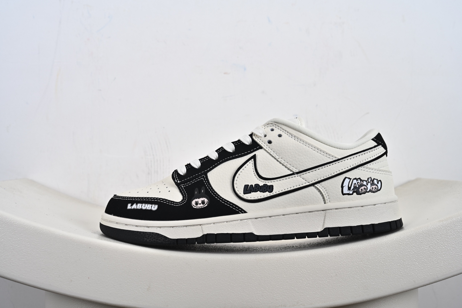 SB Dunk Low RETRO x LABUBU 黑白 DS6608-010