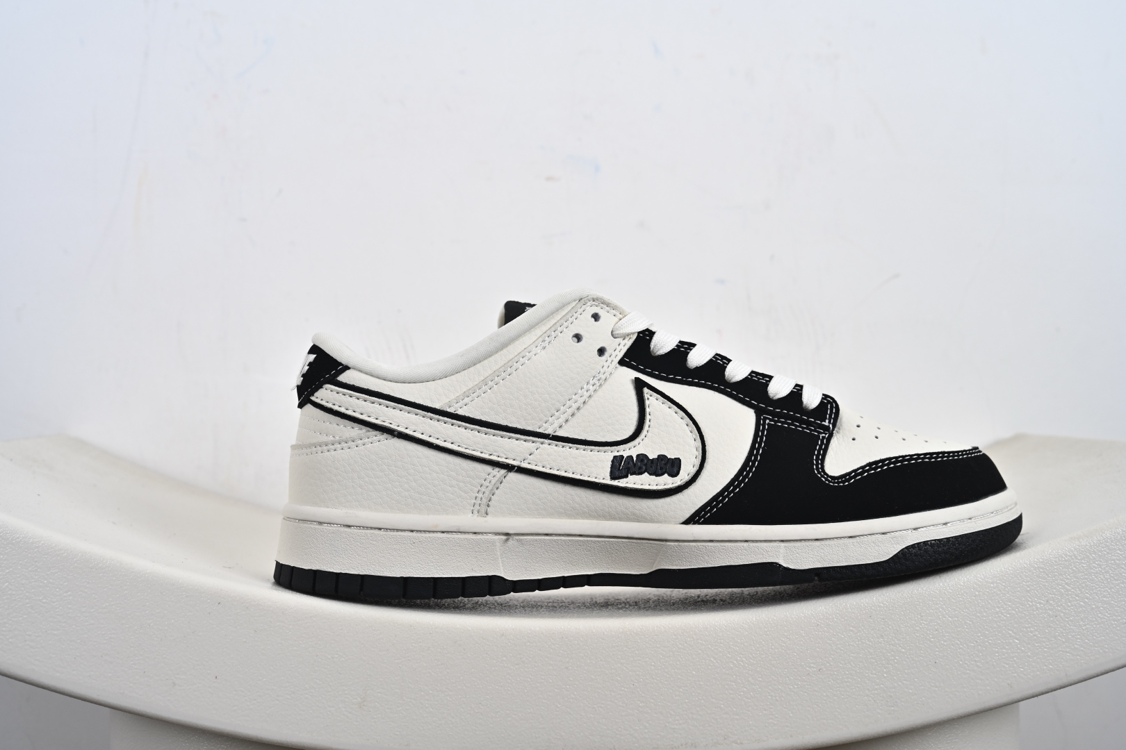 SB Dunk Low RETRO x LABUBU 黑白 DS6608-010