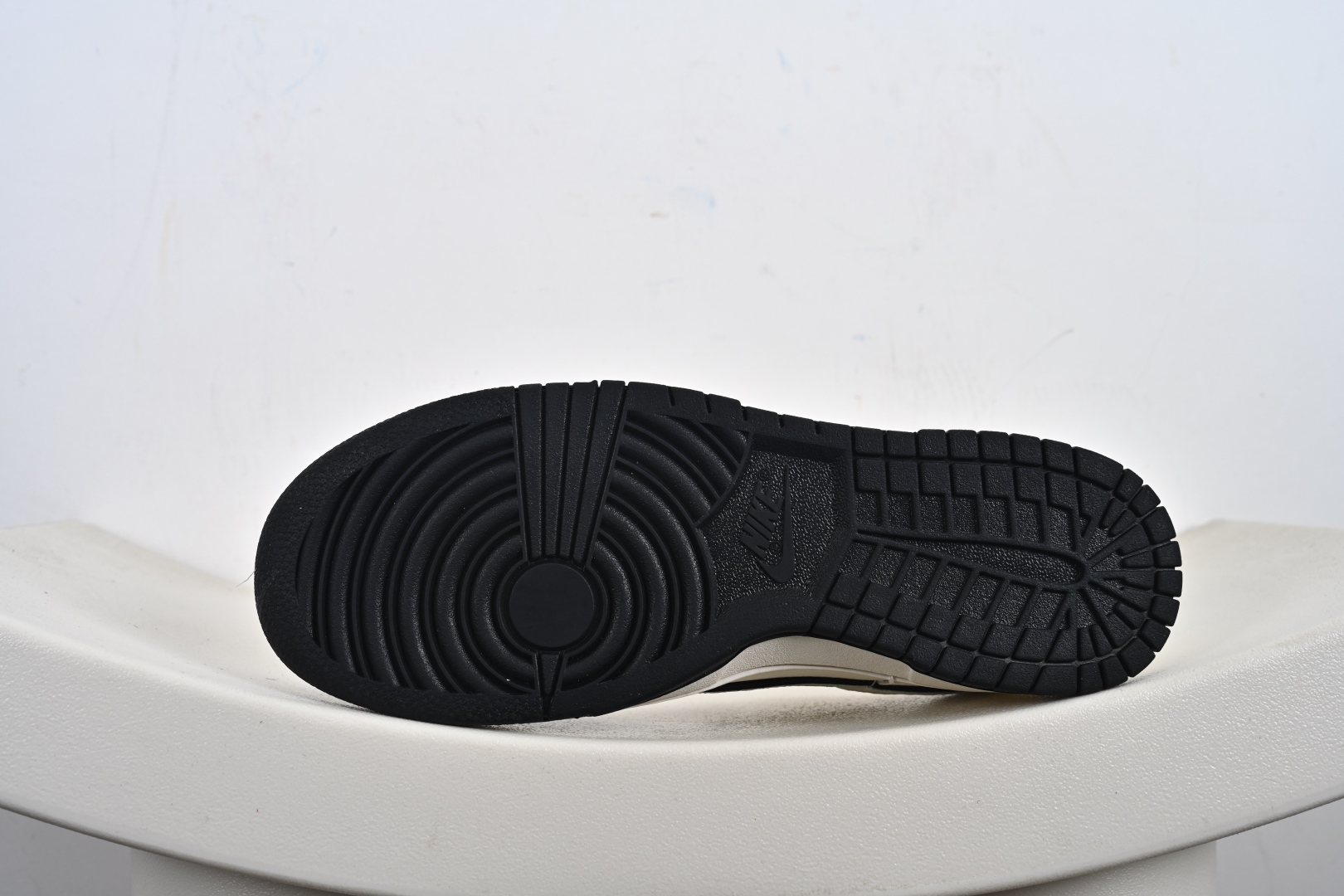 SB Dunk Low RETRO x LABUBU 黑白 DS6608-010