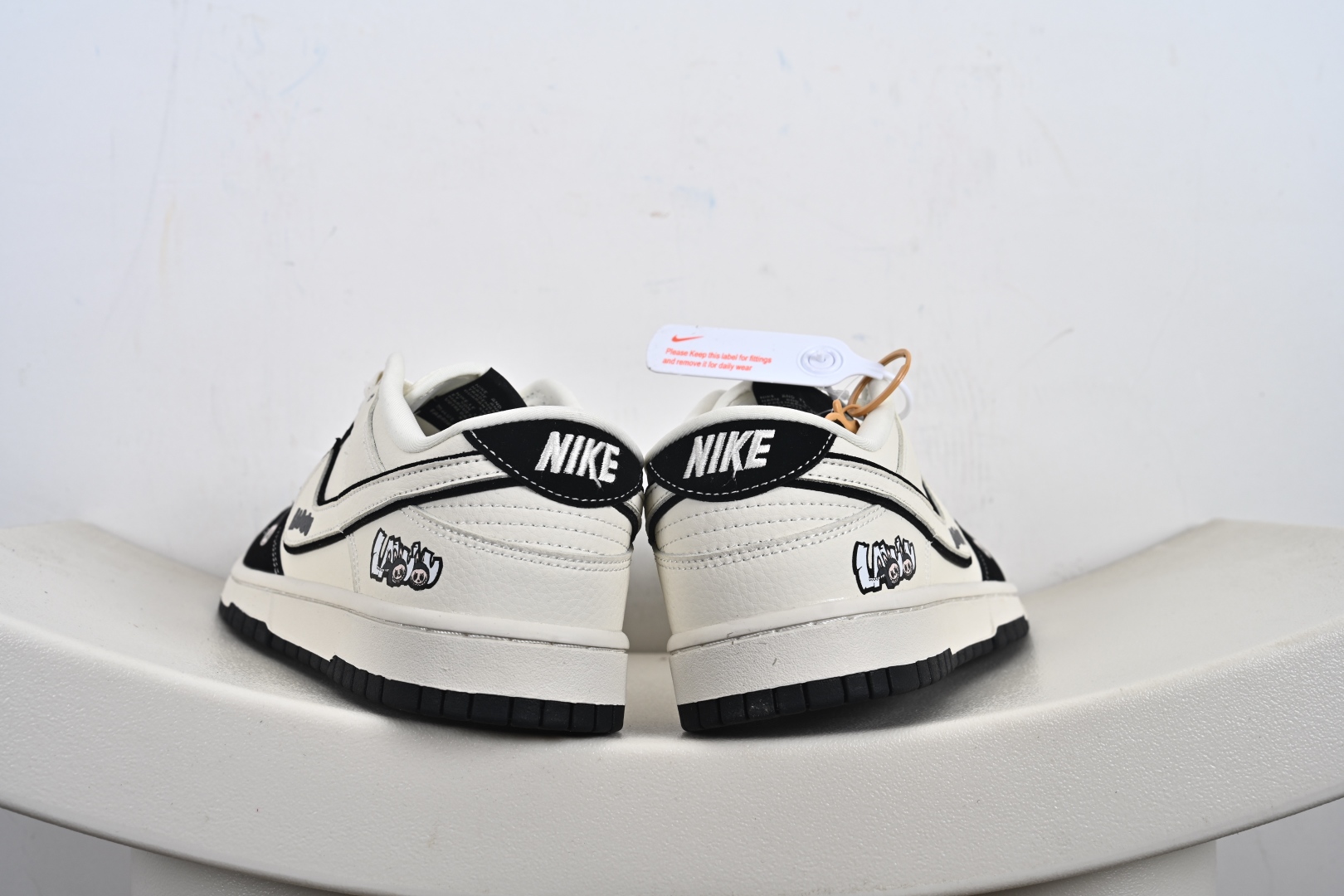 SB Dunk Low RETRO x LABUBU 黑白 DS6608-010