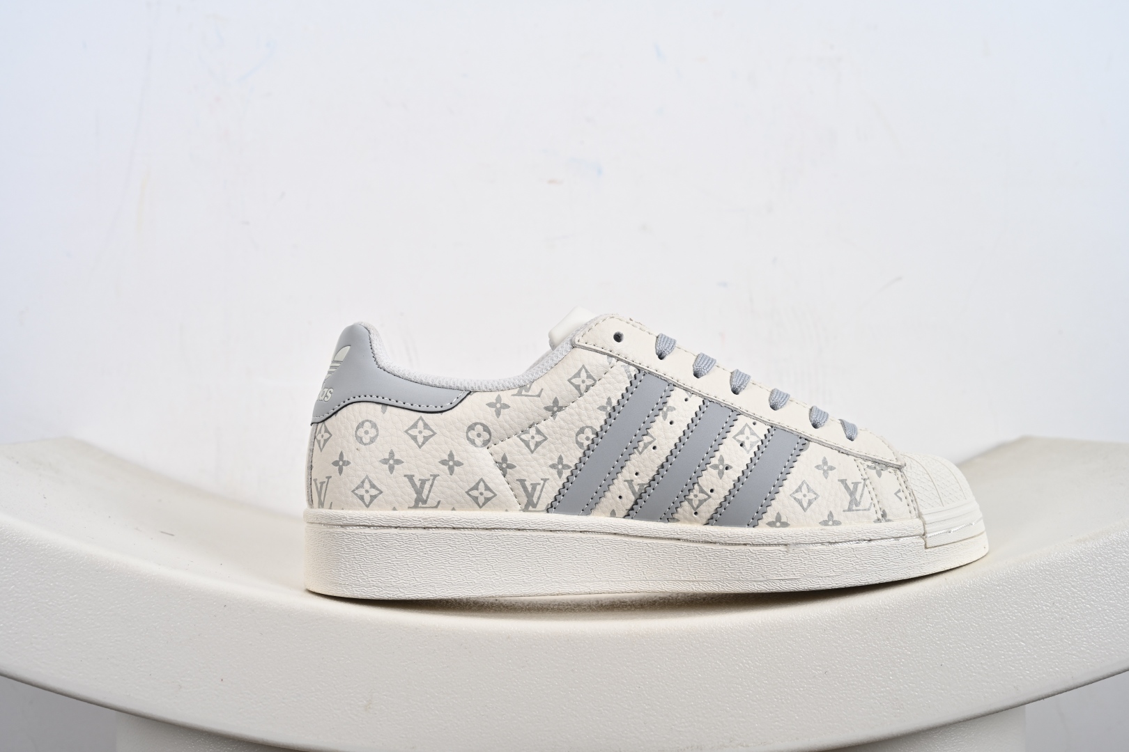 adidas贝壳头 “LV路易威登联名-米白灰”LV印花效果 低帮休闲板鞋 DS0012