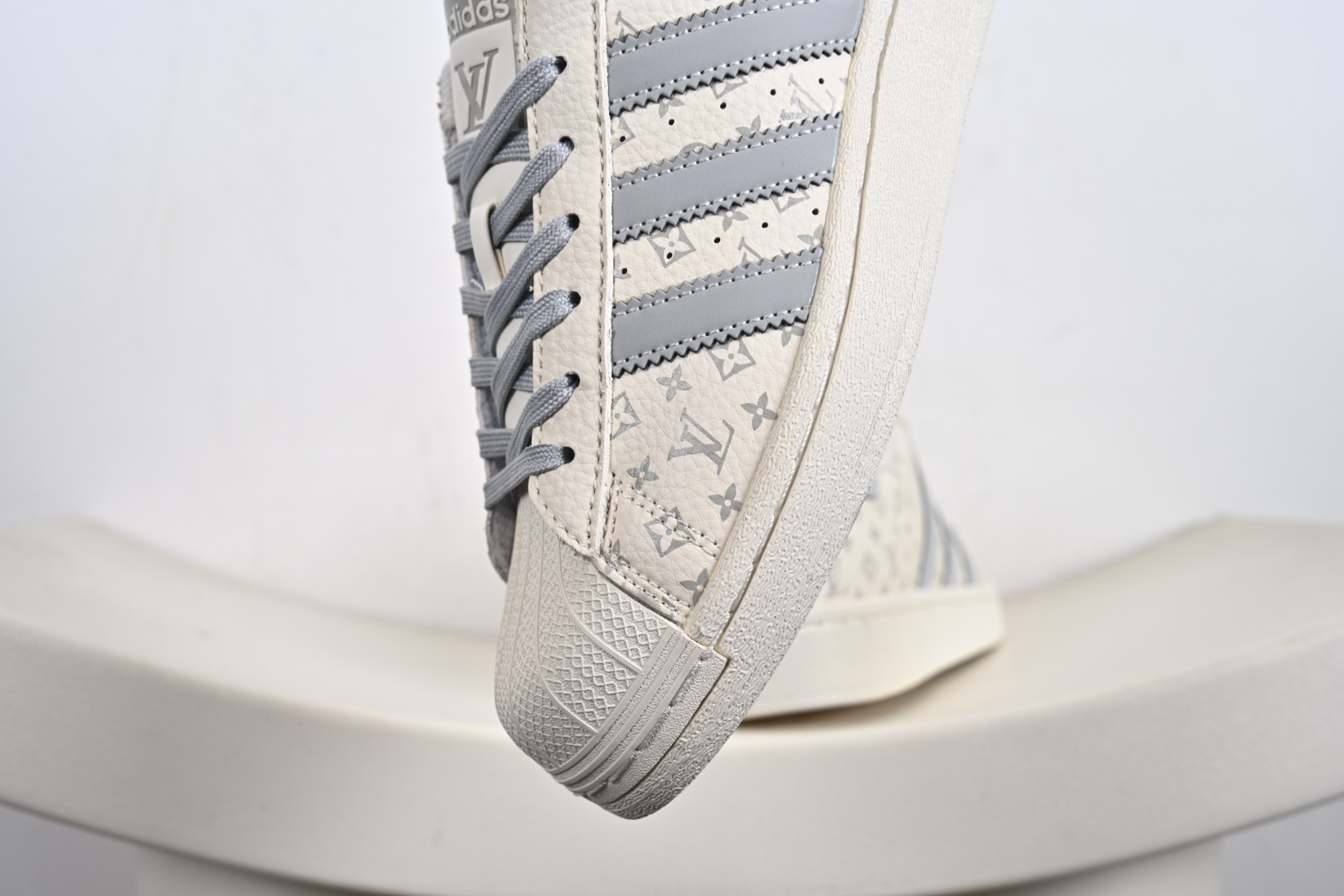 adidas贝壳头 “LV路易威登联名-米白灰”LV印花效果 低帮休闲板鞋 DS0012