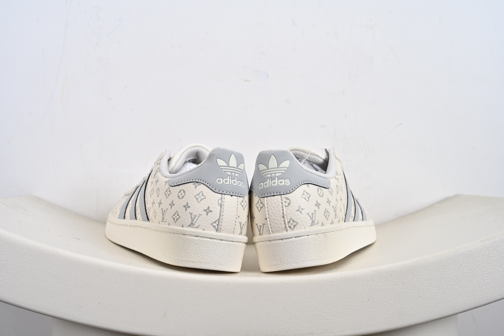 adidas贝壳头 “LV路易威登联名-米白灰”LV印花效果 低帮休闲板鞋 DS0012