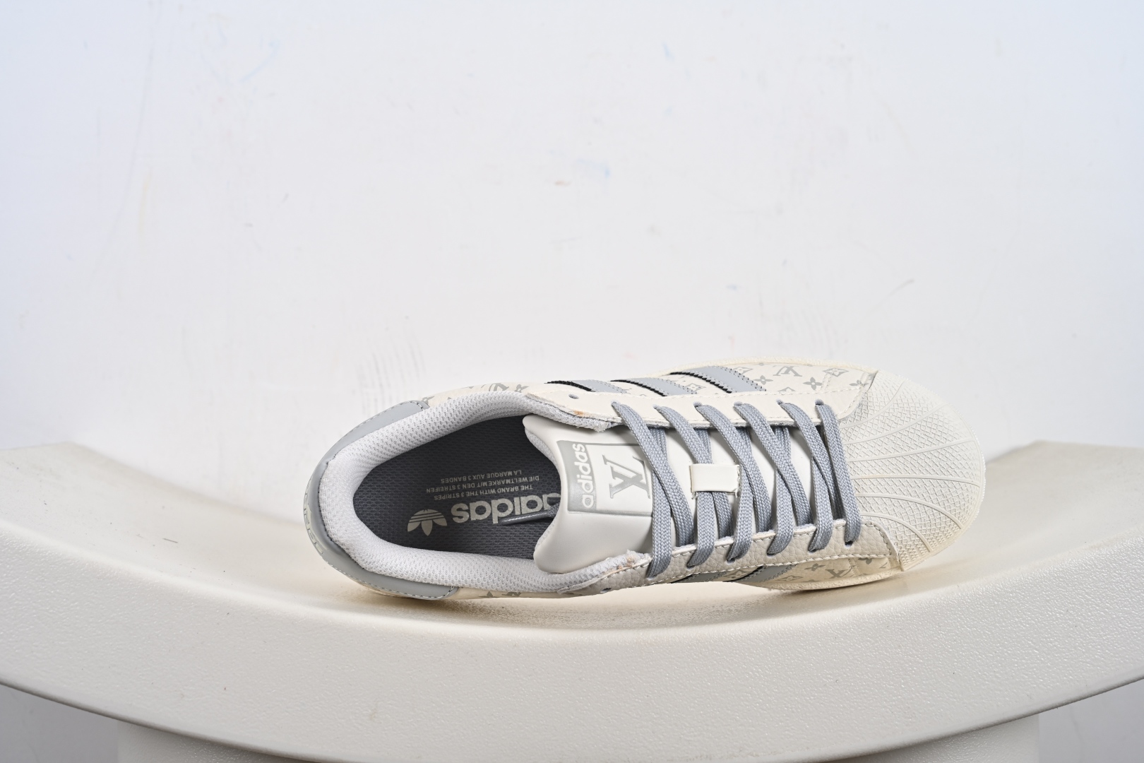 adidas贝壳头 “LV路易威登联名-米白灰”LV印花效果 低帮休闲板鞋 DS0012