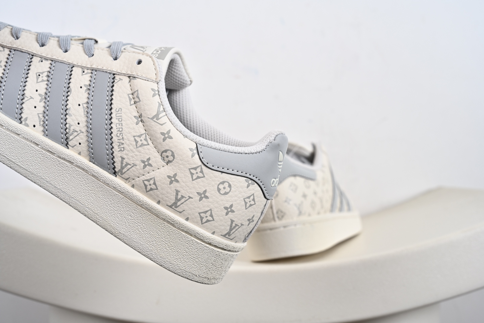 adidas贝壳头 “LV路易威登联名-米白灰”LV印花效果 低帮休闲板鞋 DS0012