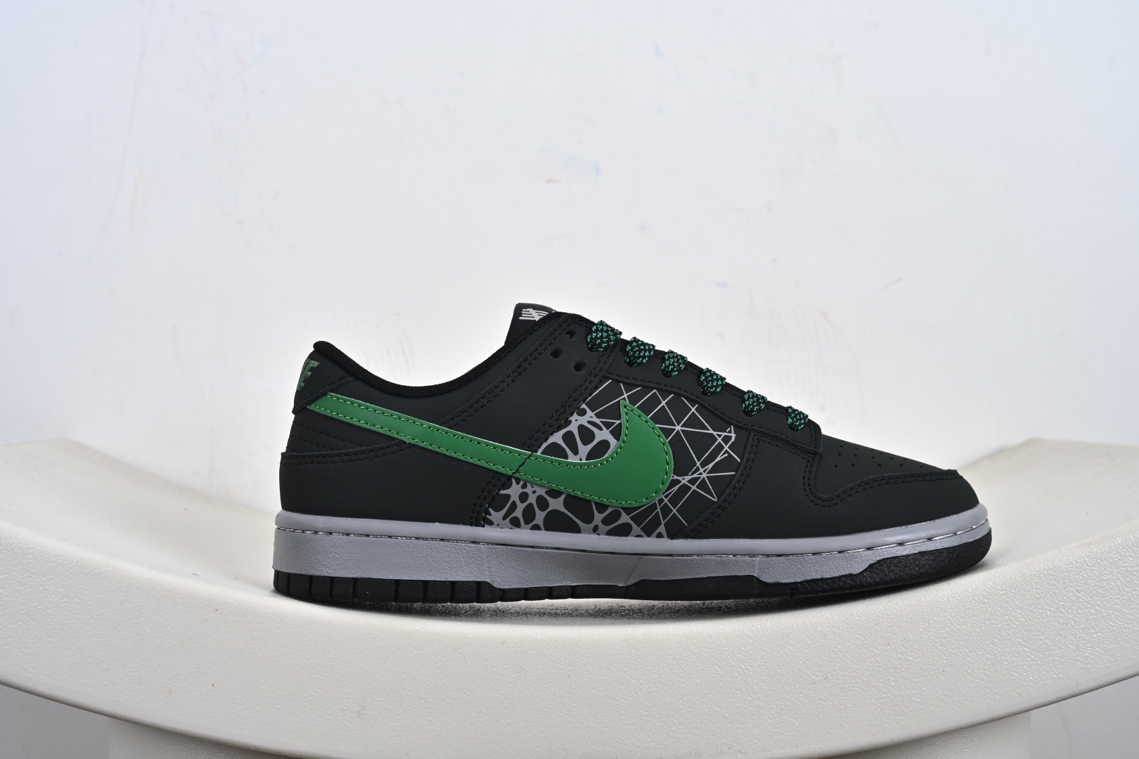 定制版 Nike SB Dunk Low UN联名 创意黑绿勾 高端定制 低帮休闲板鞋 QW5836-019