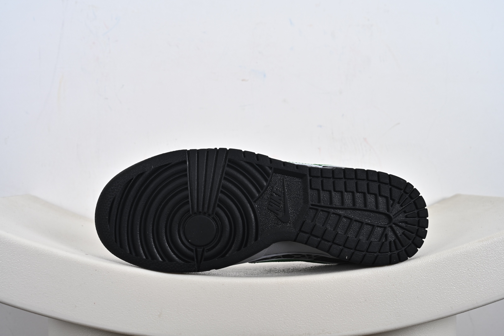 定制版 Nike SB Dunk Low UN联名 创意黑绿勾 高端定制 低帮休闲板鞋 QW5836-019