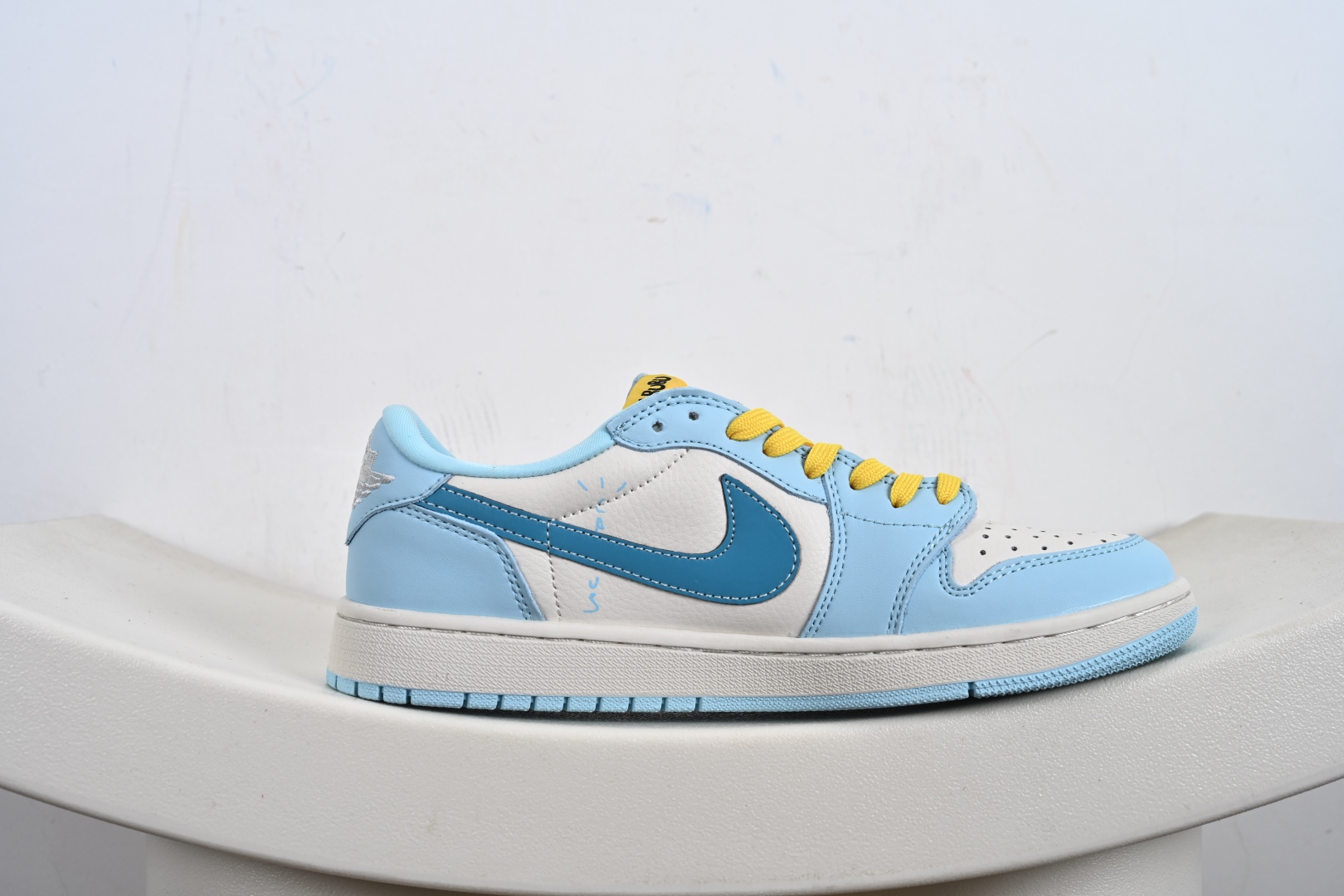 定制版Travis Scott x Nike Air Jordan 1 Low x LABUBUAir Jordan 1 Low 反转蓝白拉布布倒钩 LD2028-054