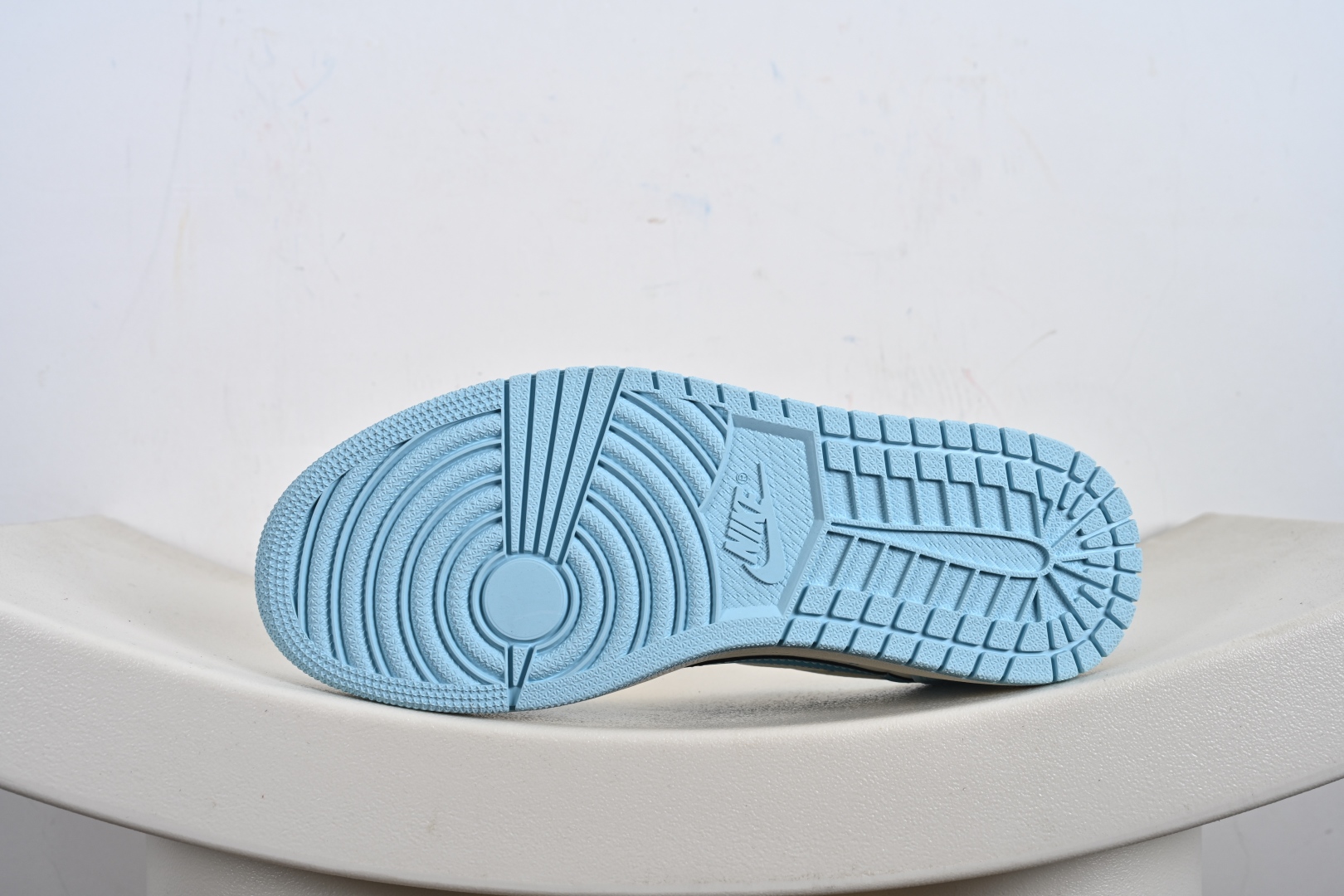 定制版Travis Scott x Nike Air Jordan 1 Low x LABUBUAir Jordan 1 Low 反转蓝白拉布布倒钩 LD2028-054