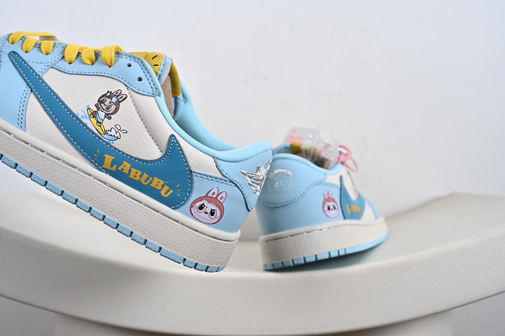 定制版Travis Scott x Nike Air Jordan 1 Low x LABUBUAir Jordan 1 Low 反转蓝白拉布布倒钩 LD2028-054