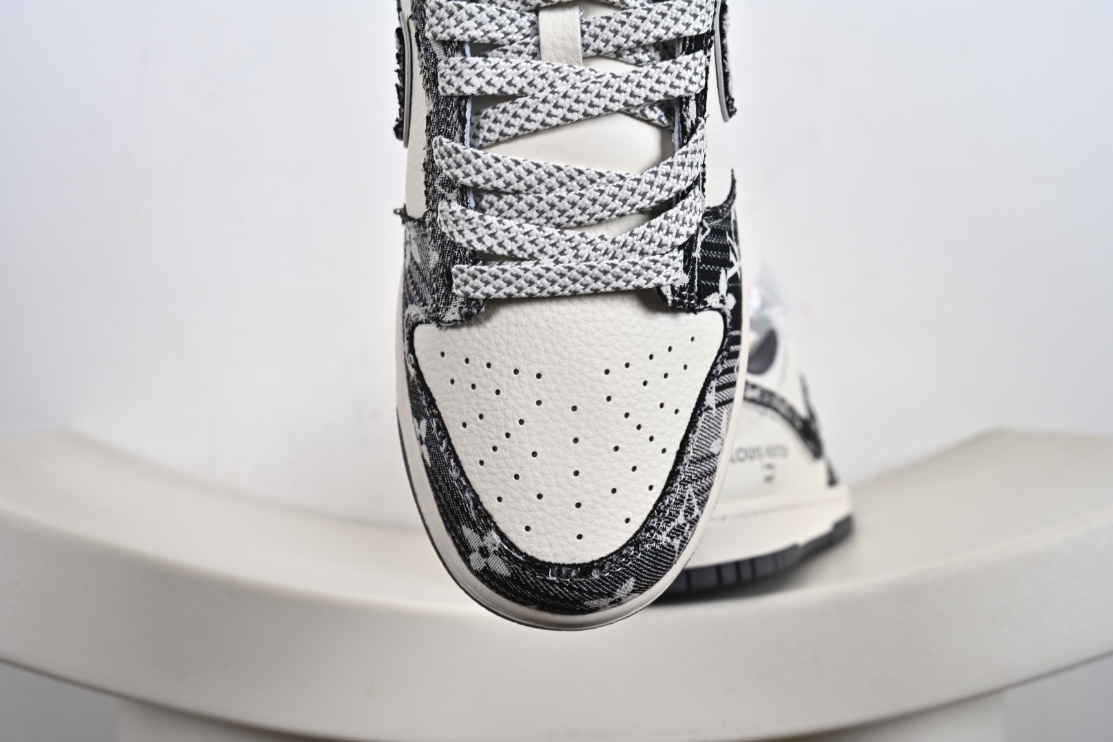 定制版 Louis Vuitton x Nike Dunk SB Low 路易威登LV x 耐克 SB 低帮 黑白红牛仔 休闲运动板鞋 JY6988-111