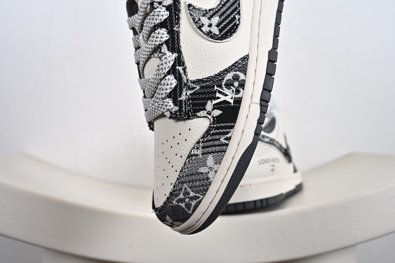 定制版 Louis Vuitton x Nike Dunk SB Low 路易威登LV x 耐克 SB 低帮 黑白红牛仔 休闲运动板鞋 JY6988-111