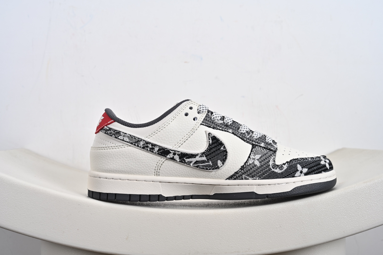 定制版 Louis Vuitton x Nike Dunk SB Low 路易威登LV x 耐克 SB 低帮 黑白红牛仔 休闲运动板鞋 JY6988-111