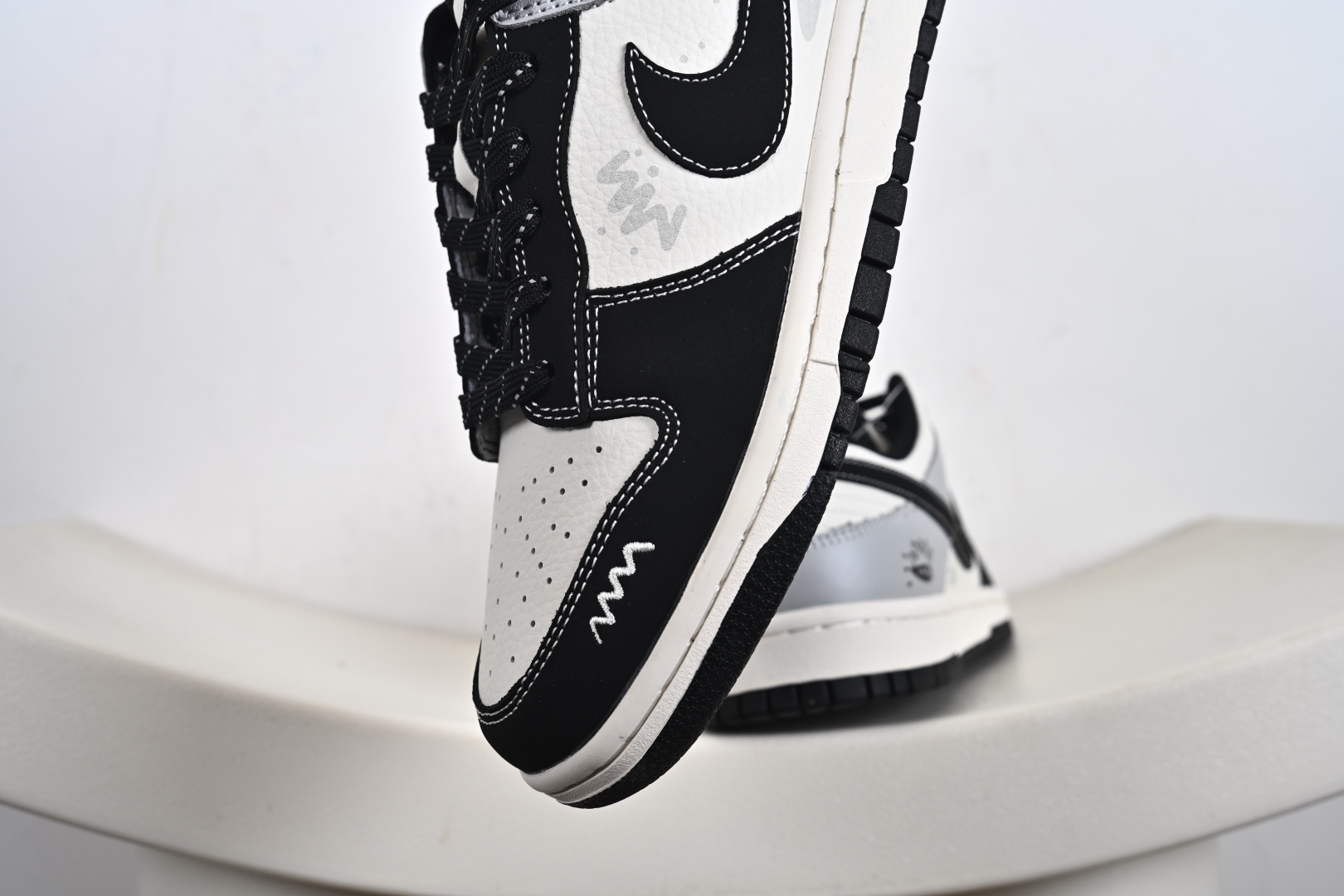 NIKE SB Dunk Low “联名款” XD6188-050