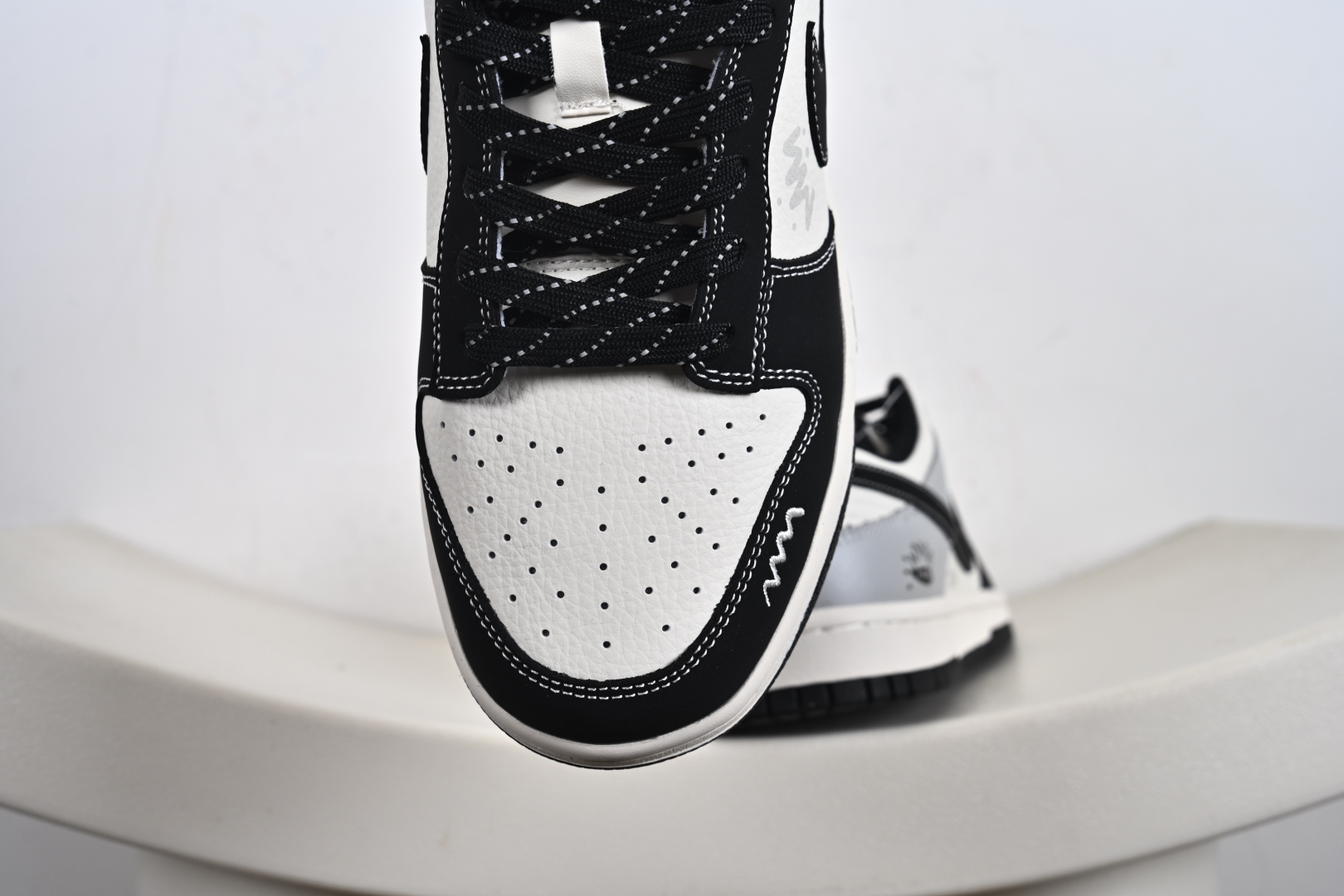 NIKE SB Dunk Low “联名款” XD6188-050