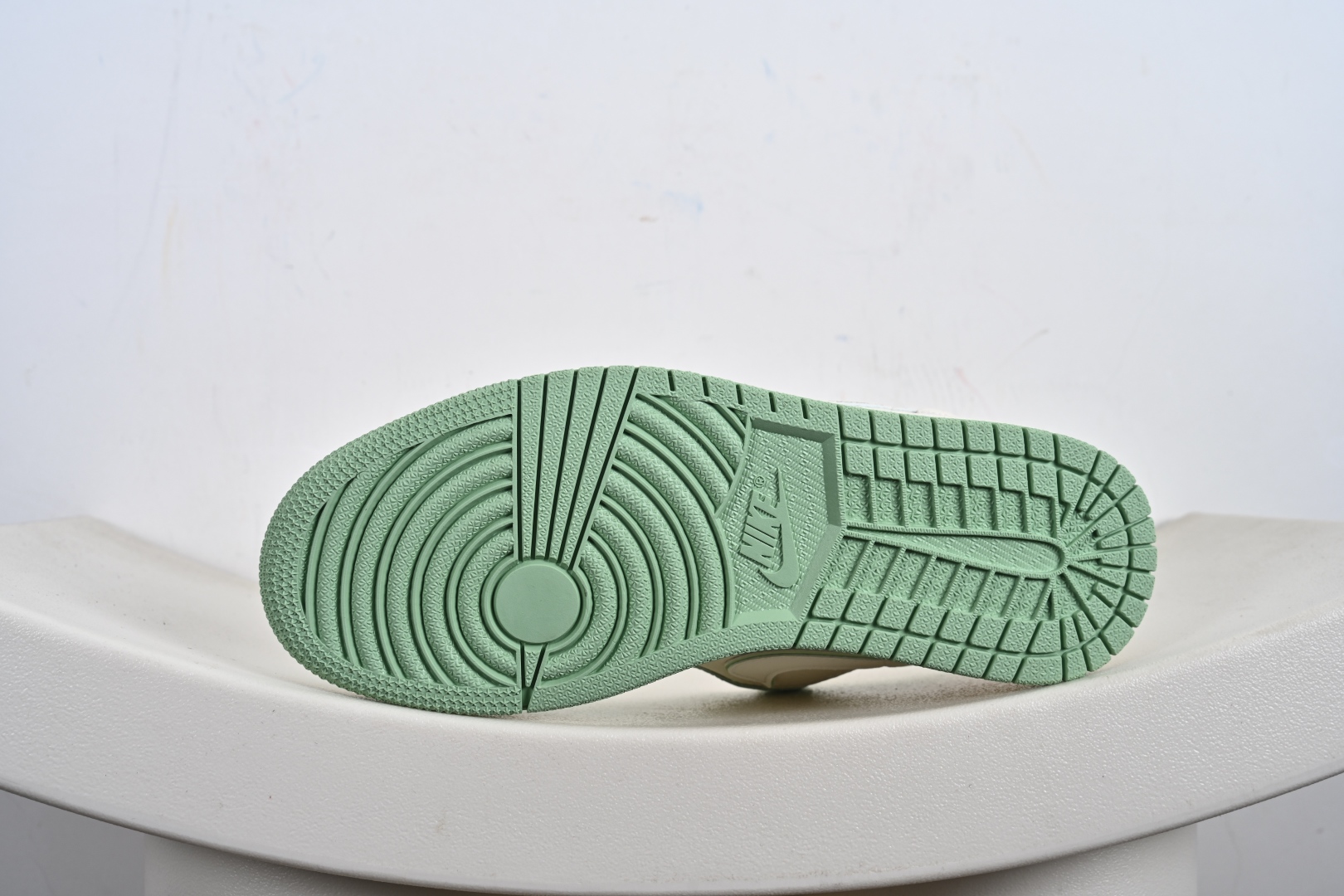 定制版 Air Jordan 1 Retro Low x LABUBU 米绿拉布布 QR2025-006