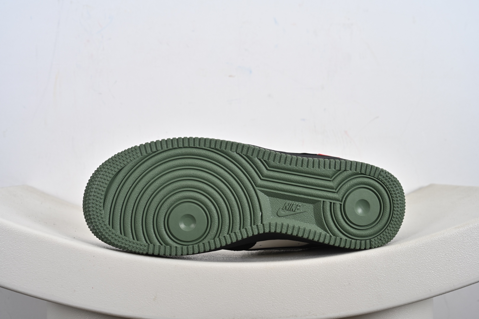 海外爆款限量发售！ Nike Air Force 1 '07 Low “斯图西联名——米黑绿红标”空军一号 低帮 运动鞋 休闲鞋 KJ1688-014