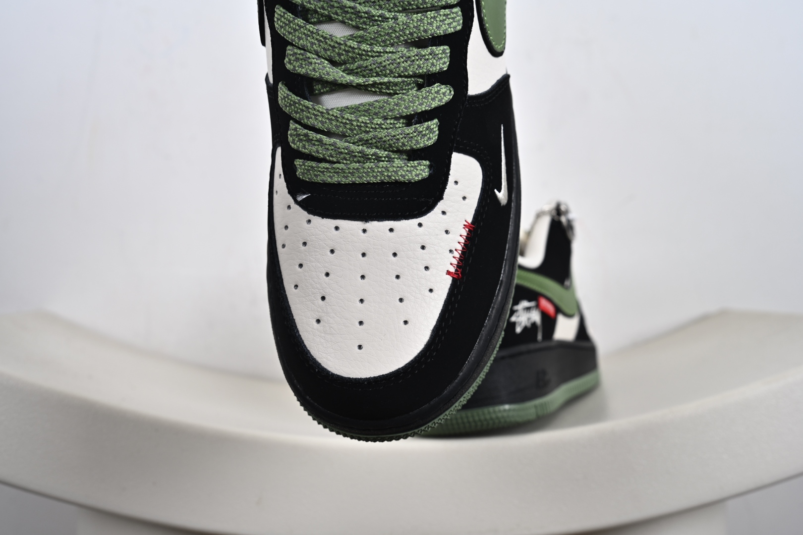 海外爆款限量发售！ Nike Air Force 1 '07 Low “斯图西联名——米黑绿红标”空军一号 低帮 运动鞋 休闲鞋 KJ1688-014