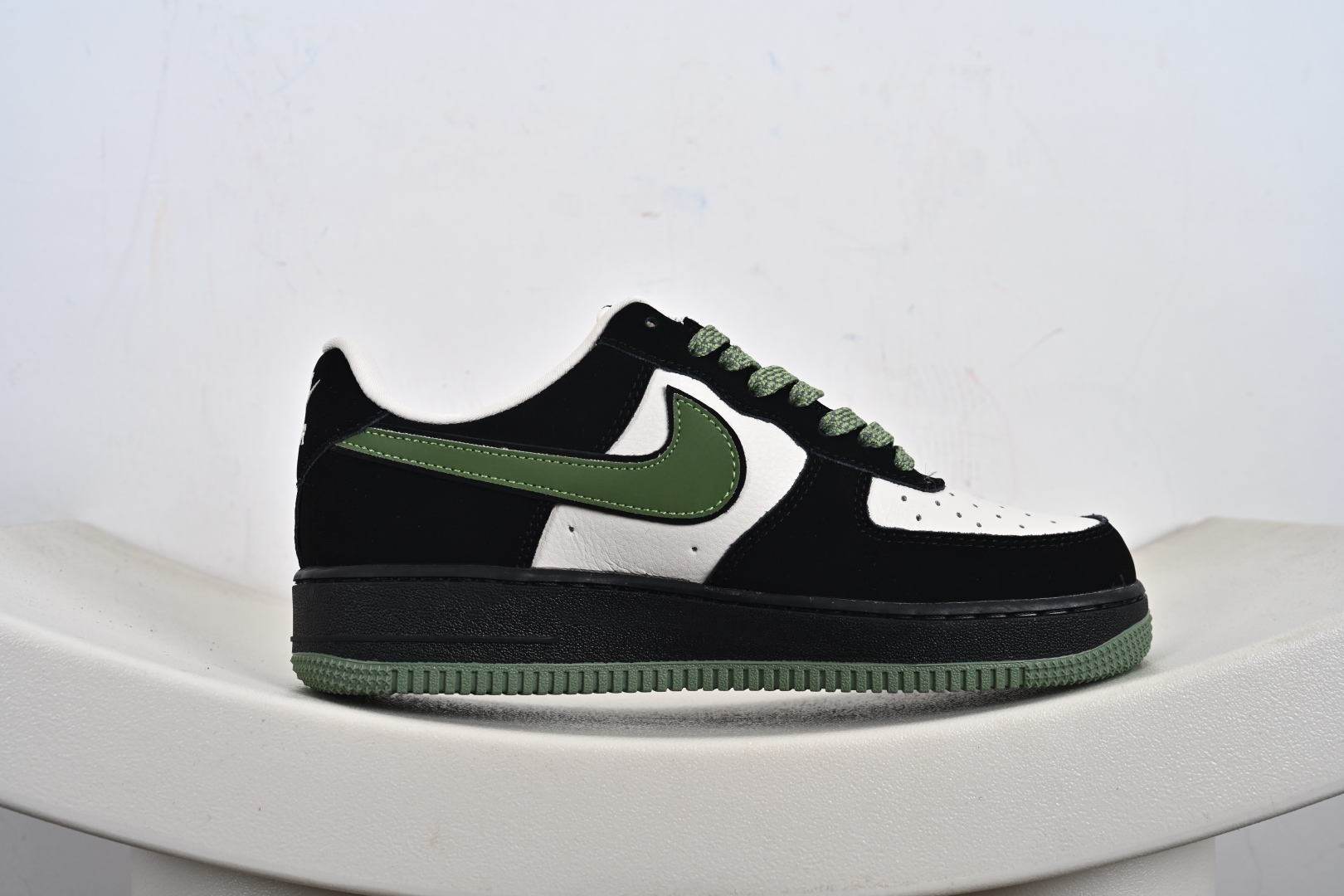 海外爆款限量发售！ Nike Air Force 1 '07 Low “斯图西联名——米黑绿红标”空军一号 低帮 运动鞋 休闲鞋 KJ1688-014
