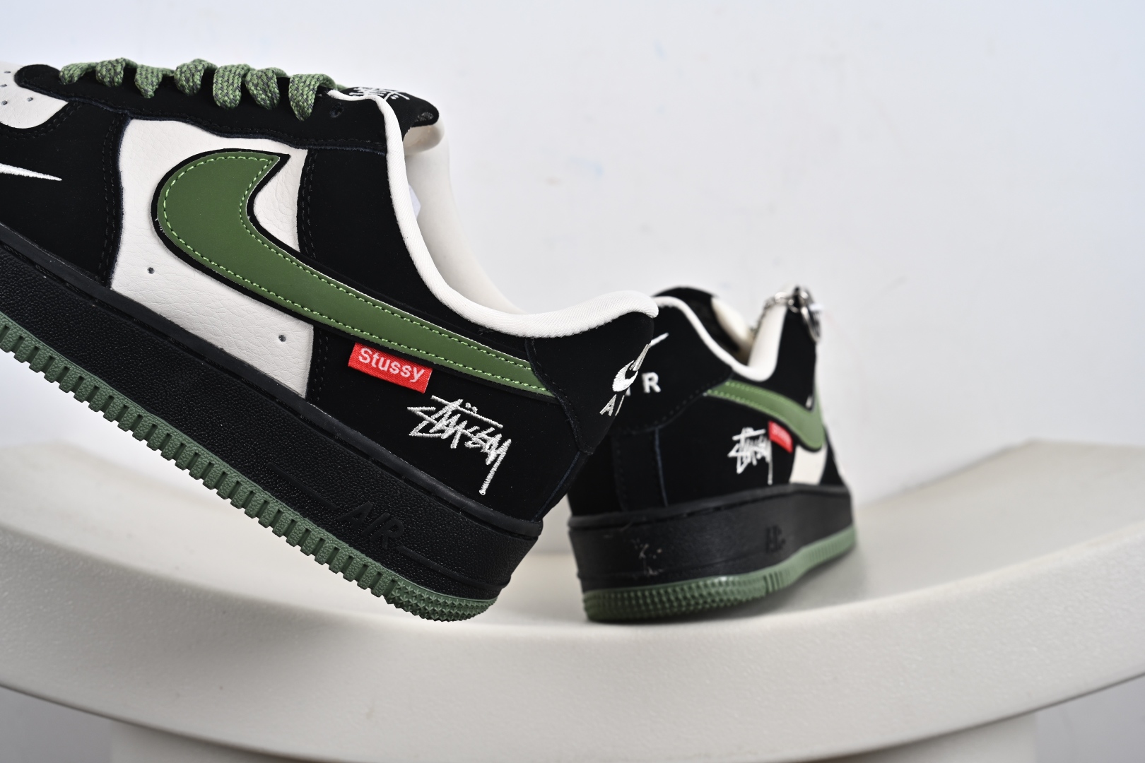 海外爆款限量发售！ Nike Air Force 1 '07 Low “斯图西联名——米黑绿红标”空军一号 低帮 运动鞋 休闲鞋 KJ1688-014