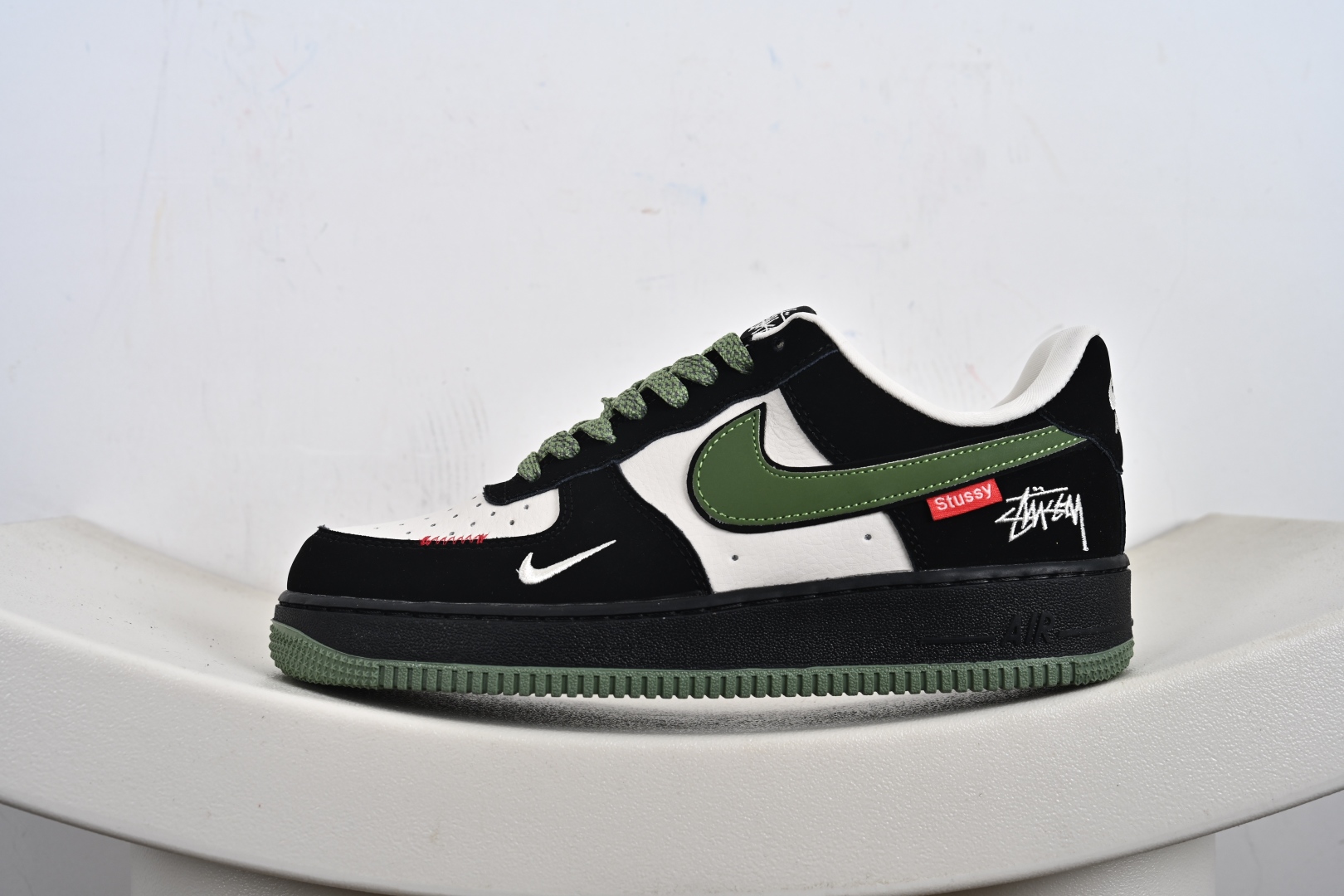 海外爆款限量发售！ Nike Air Force 1 '07 Low “斯图西联名——米黑绿红标”空军一号 低帮 运动鞋 休闲鞋 KJ1688-014
