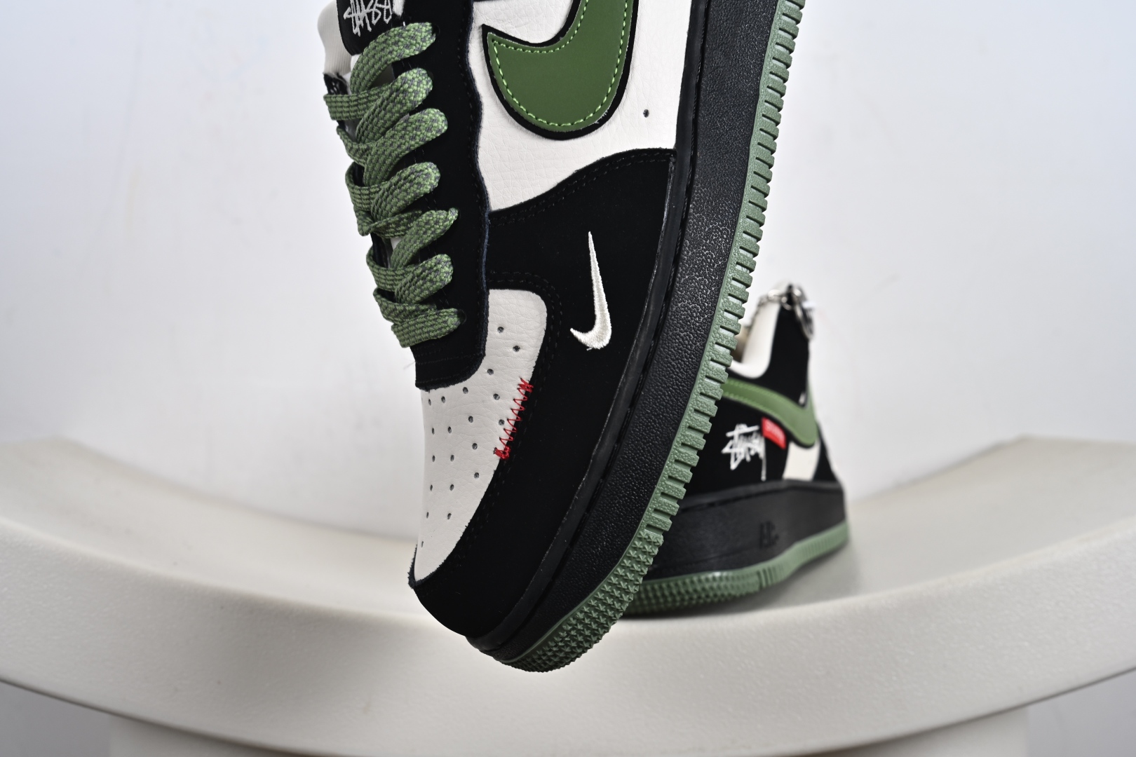 海外爆款限量发售！ Nike Air Force 1 '07 Low “斯图西联名——米黑绿红标”空军一号 低帮 运动鞋 休闲鞋 KJ1688-014