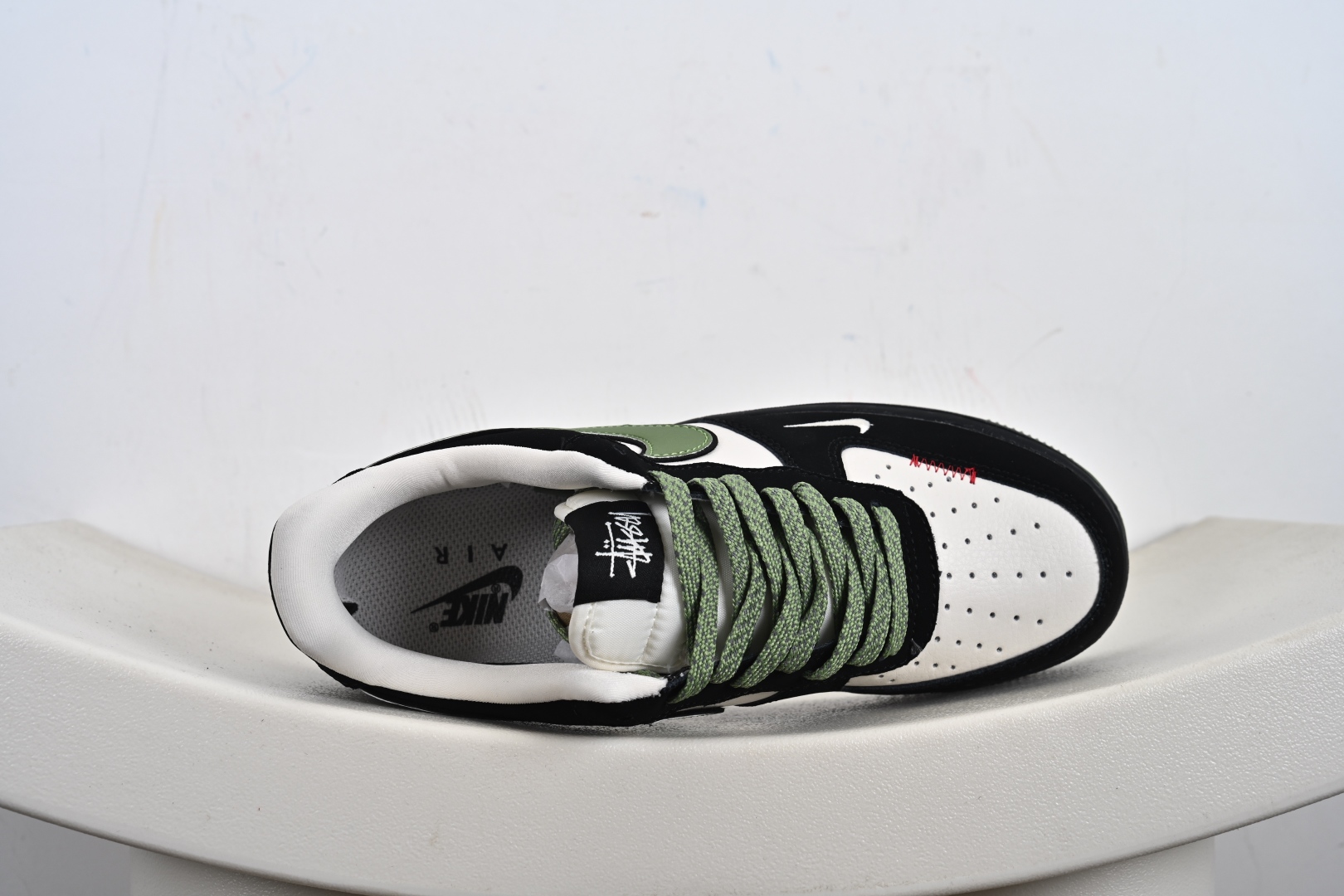 海外爆款限量发售！ Nike Air Force 1 '07 Low “斯图西联名——米黑绿红标”空军一号 低帮 运动鞋 休闲鞋 KJ1688-014