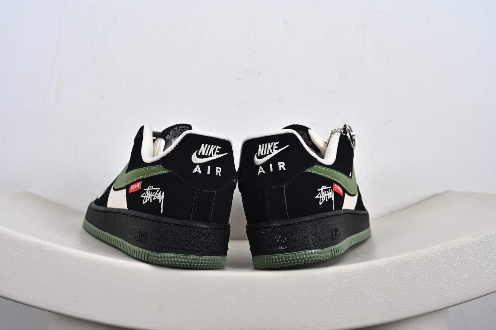 海外爆款限量发售！ Nike Air Force 1 '07 Low “斯图西联名——米黑绿红标”空军一号 低帮 运动鞋 休闲鞋 KJ1688-014