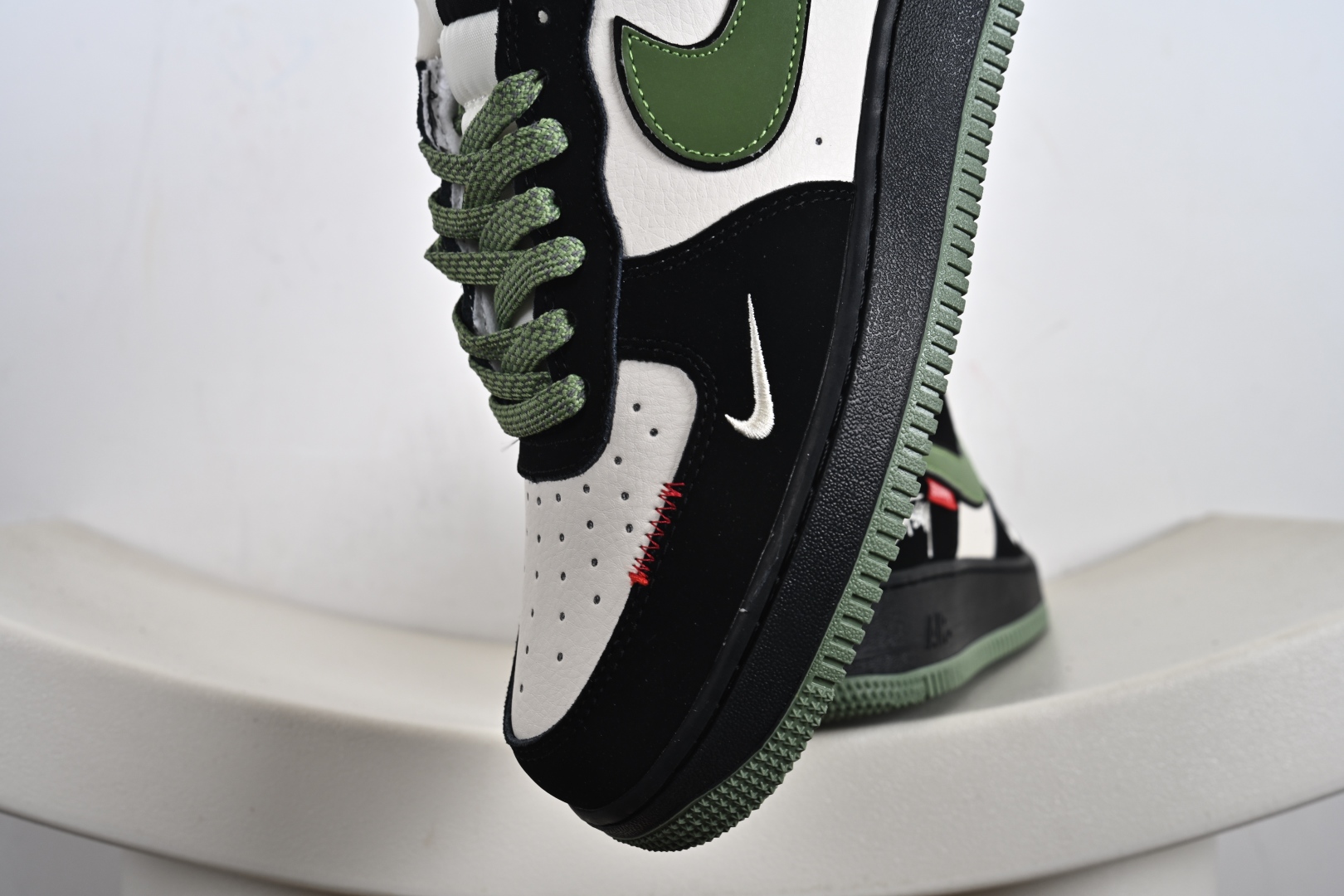 Nike Air Force 1 '07 Low “斯图西联名——米黑绿红标”空军一号 低帮 运动鞋 休闲鞋 KJ1688-014