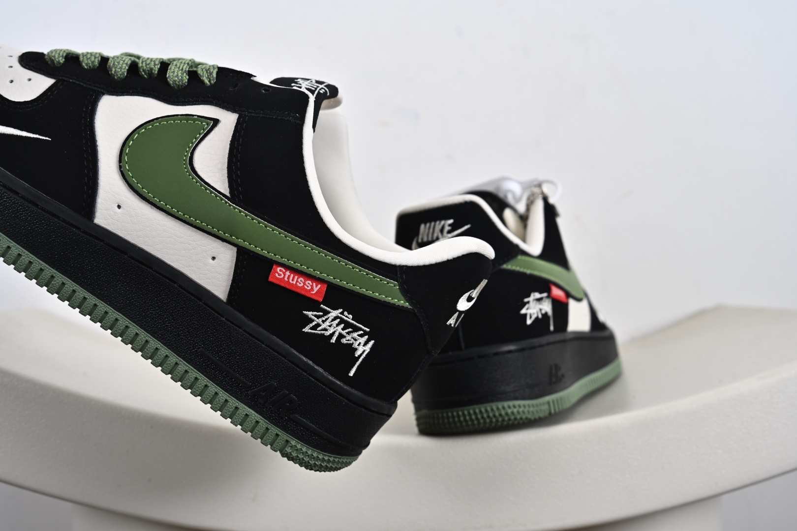 Nike Air Force 1 '07 Low “斯图西联名——米黑绿红标”空军一号 低帮 运动鞋 休闲鞋 KJ1688-014