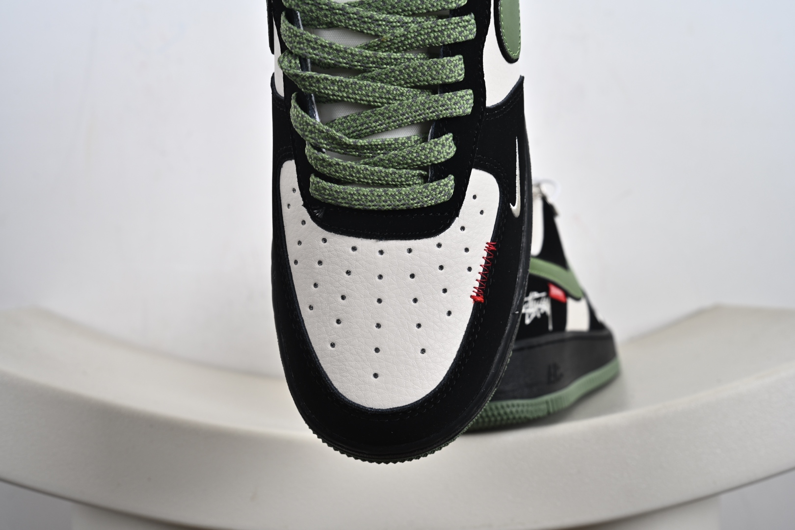 Nike Air Force 1 '07 Low “斯图西联名——米黑绿红标”空军一号 低帮 运动鞋 休闲鞋 KJ1688-014