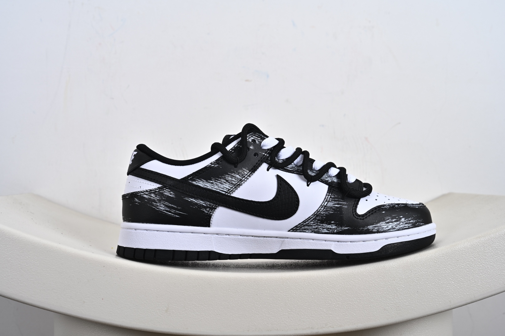 Nike Dunk Low 死神曼巴 黑白 此款以经典黑白美学为主色调 DD1391-100