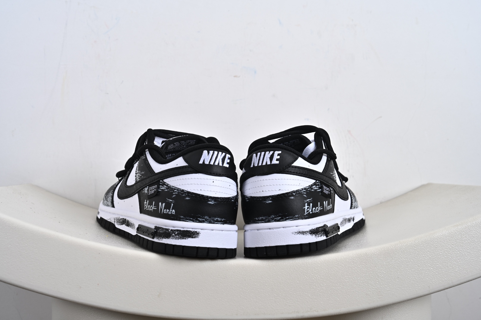 Nike Dunk Low 死神曼巴 黑白 此款以经典黑白美学为主色调 DD1391-100