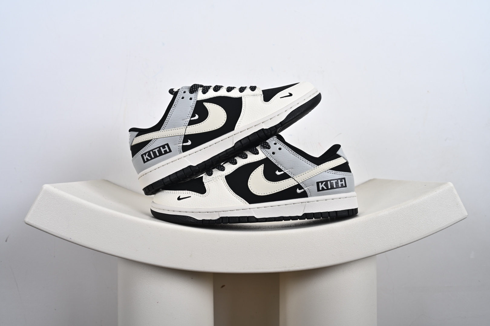 260 海外爆款限量发售！Nike SB Dunk Low “KITH联名——米黑灰三勾” 高端定制 低帮休闲板鞋 QW5836-012