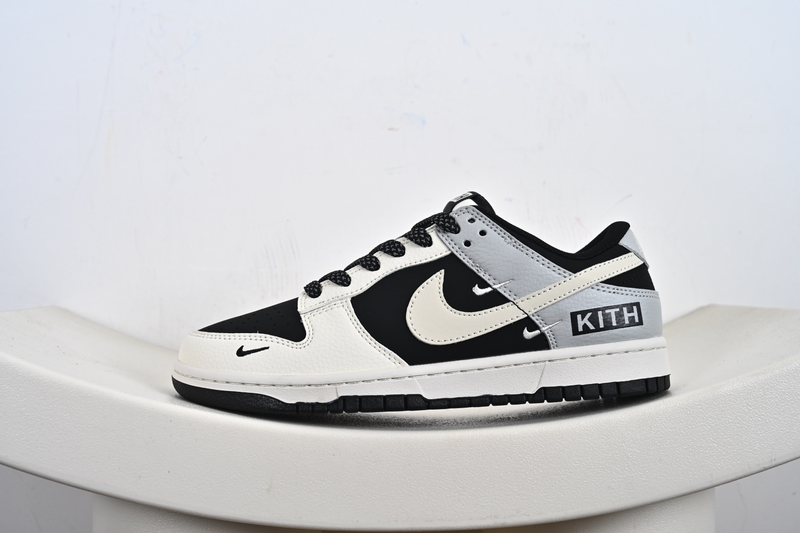 260 海外爆款限量发售！Nike SB Dunk Low “KITH联名——米黑灰三勾” 高端定制 低帮休闲板鞋 QW5836-012