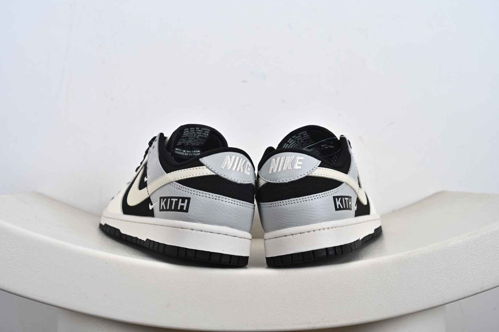 260 海外爆款限量发售！Nike SB Dunk Low “KITH联名——米黑灰三勾” 高端定制 低帮休闲板鞋 QW5836-012