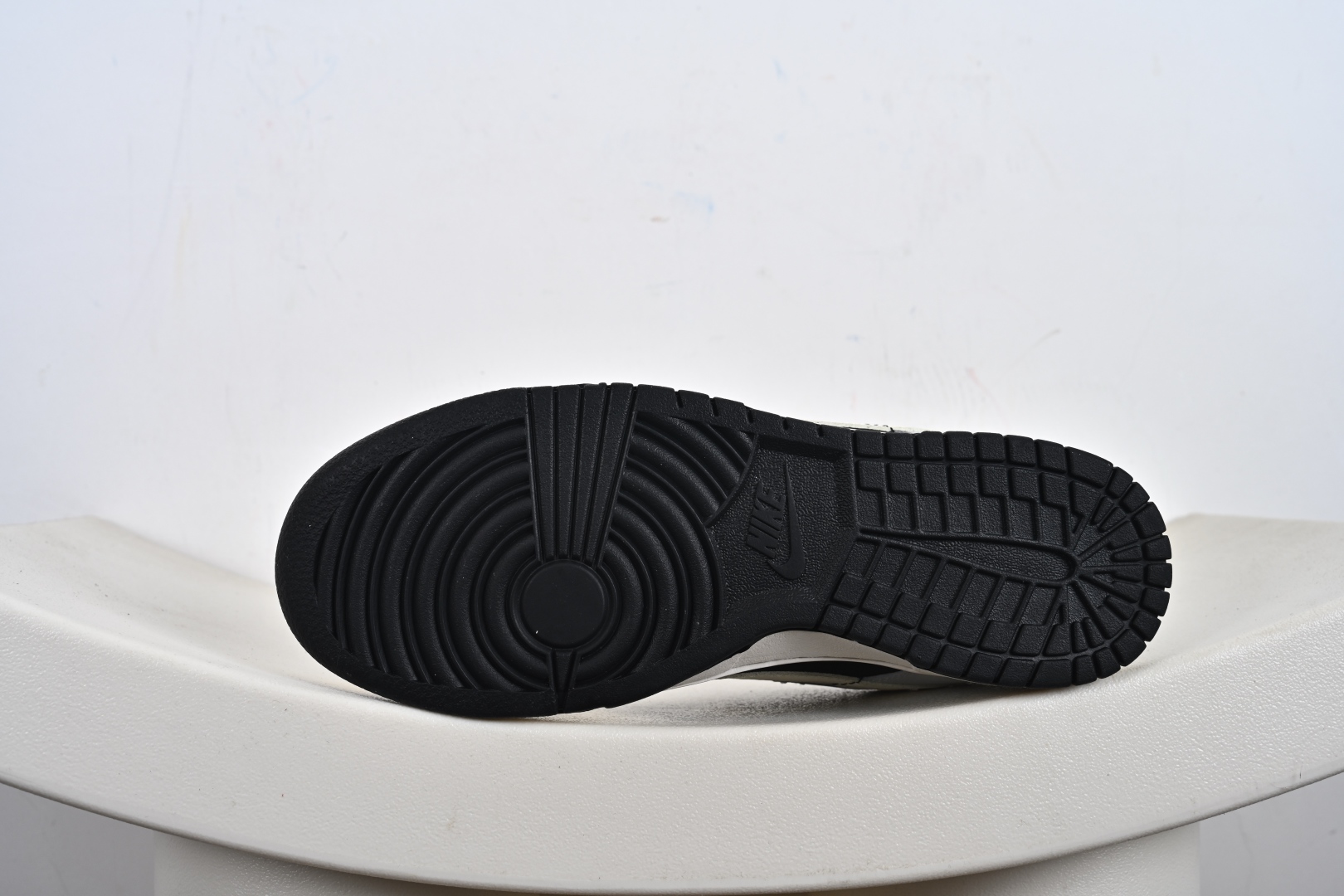 260 海外爆款限量发售！Nike SB Dunk Low “KITH联名——米黑灰三勾” 高端定制 低帮休闲板鞋 QW5836-012