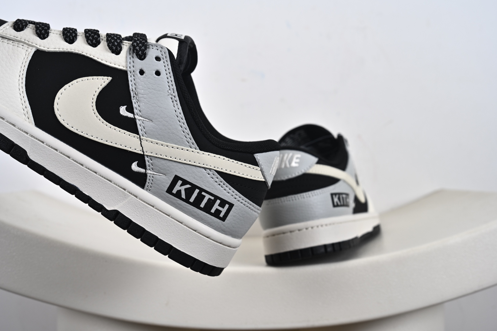 260 海外爆款限量发售！Nike SB Dunk Low “KITH联名——米黑灰三勾” 高端定制 低帮休闲板鞋 QW5836-012