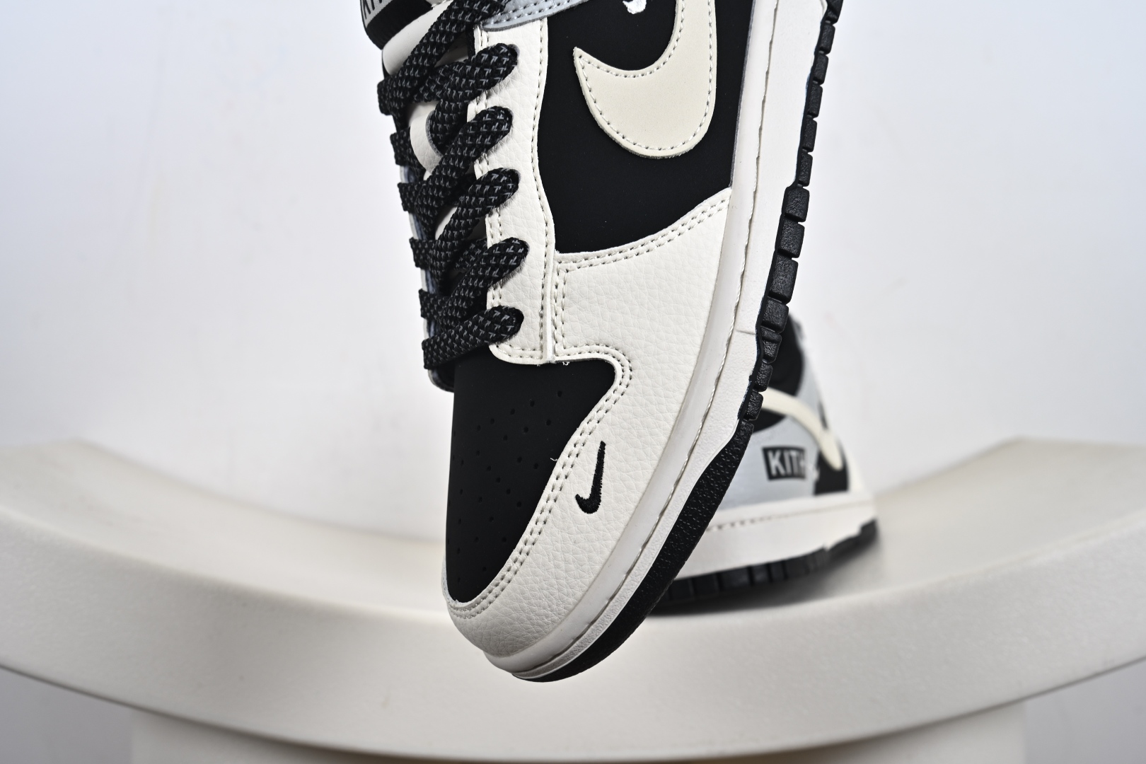 260 海外爆款限量发售！Nike SB Dunk Low “KITH联名——米黑灰三勾” 高端定制 低帮休闲板鞋 QW5836-012