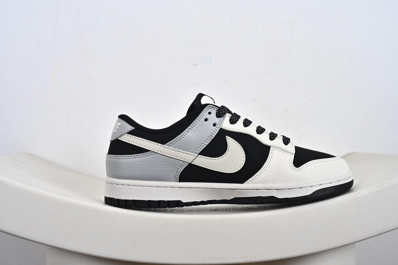 260 海外爆款限量发售！Nike SB Dunk Low “KITH联名——米黑灰三勾” 高端定制 低帮休闲板鞋 QW5836-012