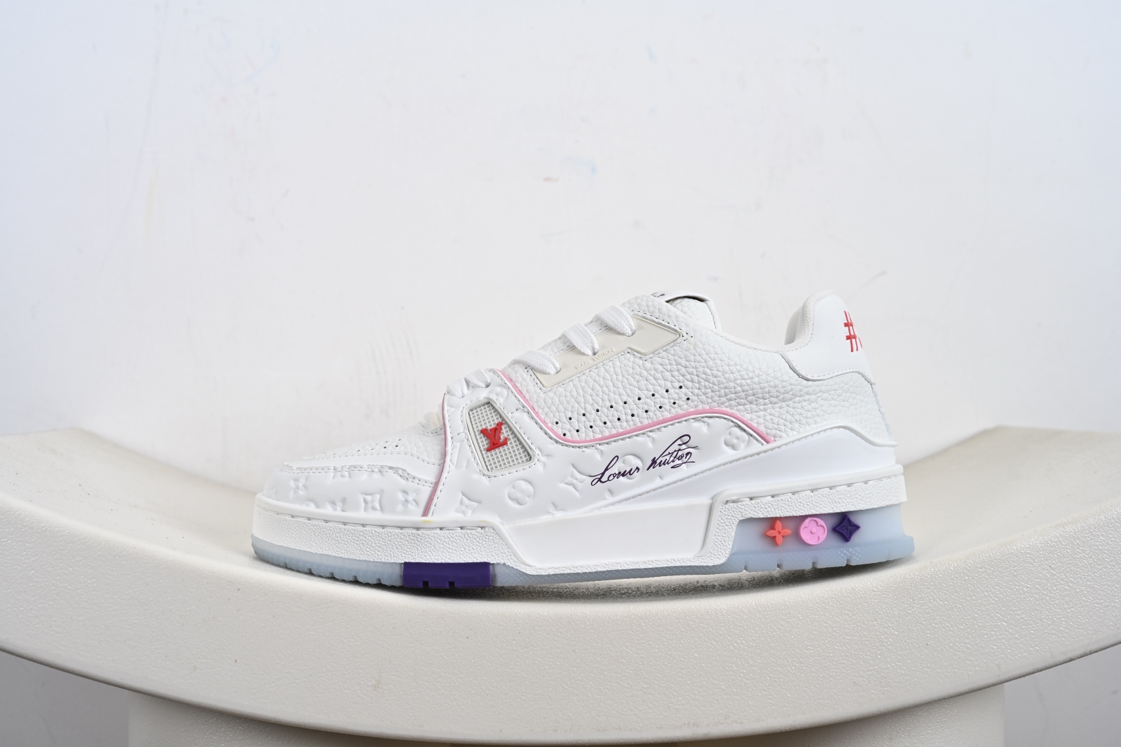 400 Louis Vuitton LV路易威登驴牌经典 老爹鞋 小红书爆款 Archlight Sneaker在外形上面并非完全是复古风的老爹鞋
