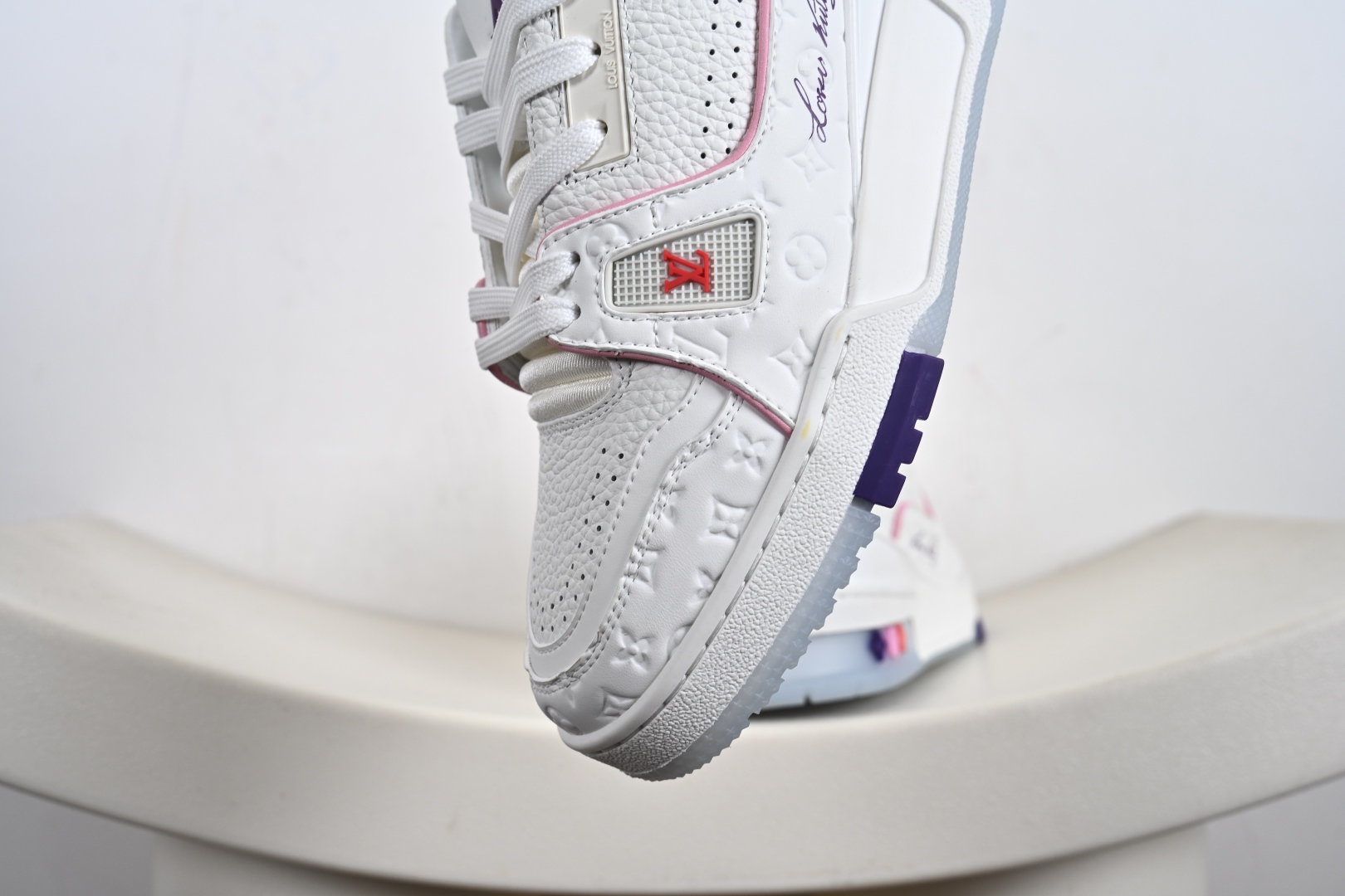 400 Louis Vuitton LV路易威登驴牌经典 老爹鞋 小红书爆款 Archlight Sneaker在外形上面并非完全是复古风的老爹鞋